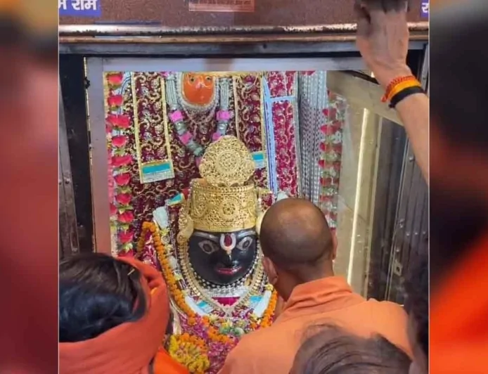 चित्रकूट में सीएम योगी ने की कामदगिरि परिक्रमा, बच्चों को बांटी चॉकलेट और बंदरों को खिलाए चने