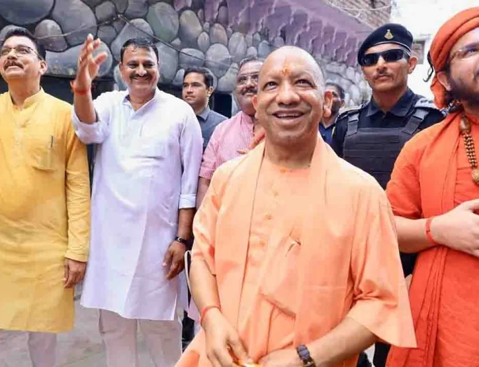 13 किमी का सफर बन गया उत्सव, सीएम की एक झलक पाने को बेताब दिखी भीड़