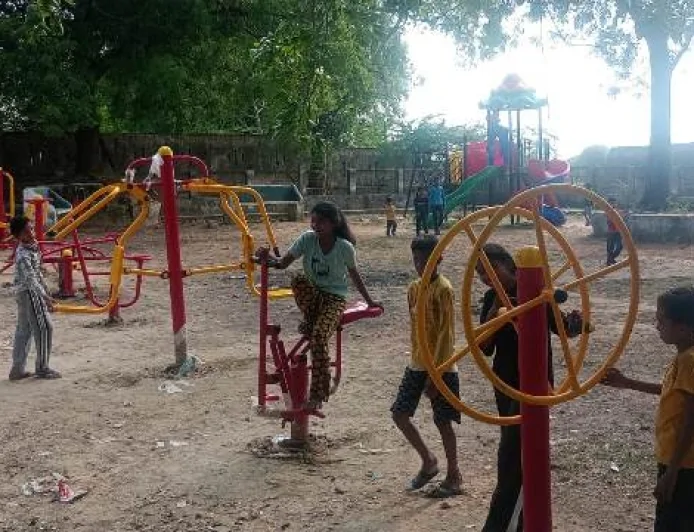 क्षेत्र पंचायत ने कराया पार्क का सुंदरीकरण, बच्चों के लिए लगे खेल उपकरण