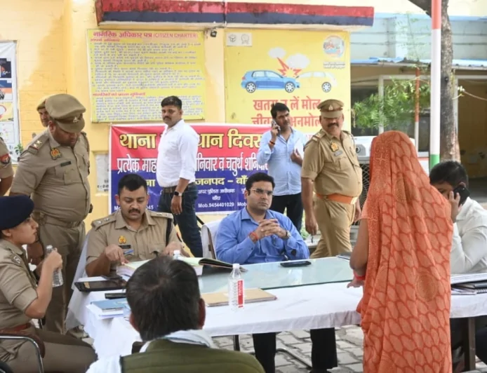 थाना समाधान दिवस में डीएम और एसपी ने सुनीं जन शिकायतें, समयबद्ध निस्तारण के दिए निर्देश