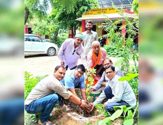 वृक्षारोपण महायज्ञ अभियान के अंतर्गत कालेज में किया पौधारोपण