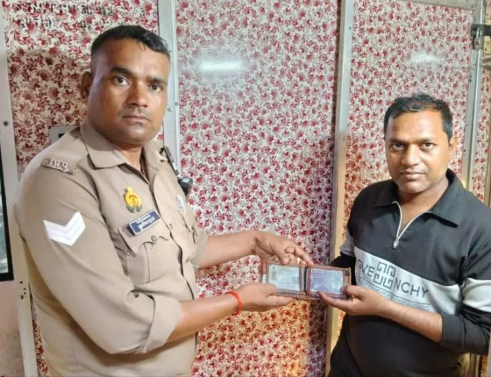जीआरपी ने खोजा यात्री का खोया पर्स