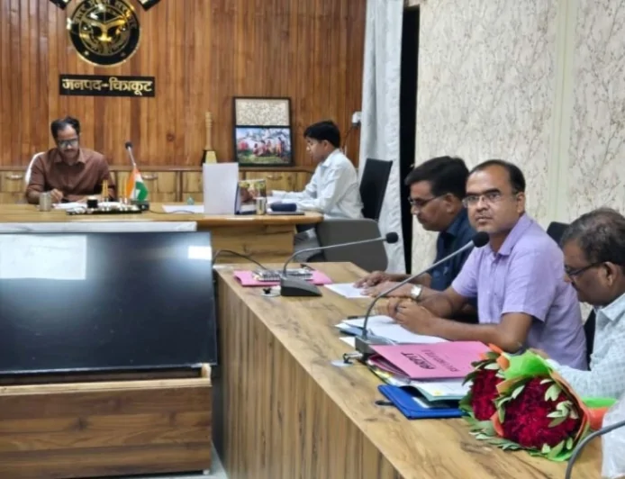सहकारी समितियों को ग्रामीण अर्थव्यवस्था का बनाया जाए सशक्त केन्द्र : डीएम