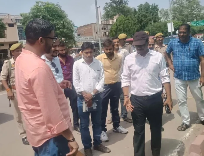 डीएम पुलकित गर्ग धनुष चौराहा से पटेल तिराहा मार्ग चौड़ीकरण का किया निरीक्षण