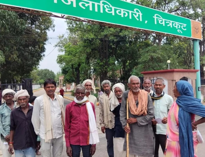 नोटिस मिलने पर डीएम की चौखट पहुंचे ग्रामीण