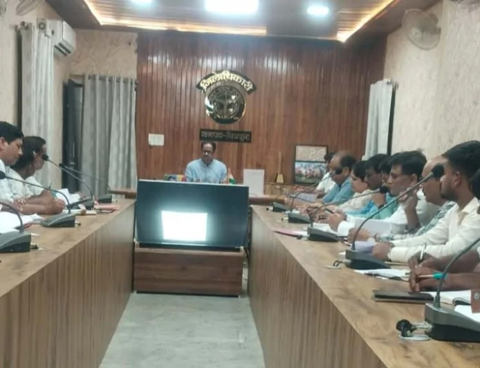 खेत और सड़क पर दिखने नहीं चाहिए गौवंश : डीएम