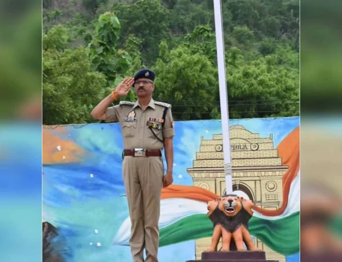 परेड की सलामी लेकर एसपी ने किया निरीक्षण