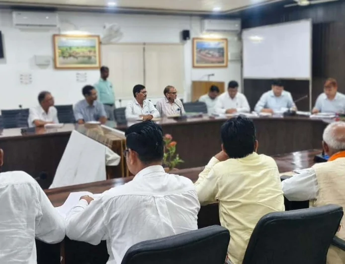 मतदेय स्थलों की सूची के अंतिम रूप निर्धारण को लेकर हुई बैठक