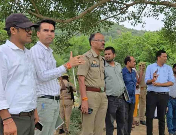 डीएम-एसपी ने किरहा तालाब के जीर्णोद्धार का किया निरीक्षण