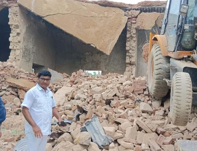 ध्वस्त कराया गया अंग्रेजों के जमाने का जर्जर डाक बंगला