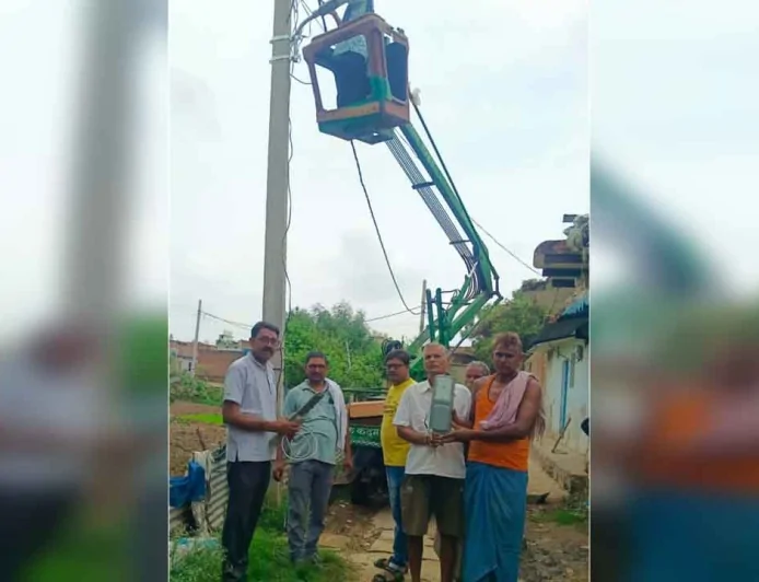 शोभा सिंह पुरवा में रोड लाइट लगने से लोगों में खुशी