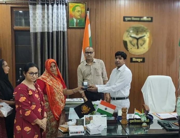 विद्युत सखियों को बांटे गए थर्मल प्रिंटर