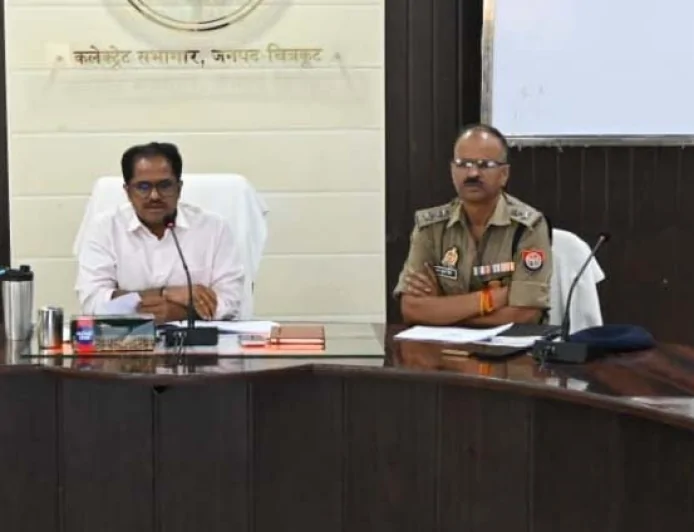 मासिक सड़क सुरक्षा समिति की बैठक कर डीएम-एसपी ने सुधार के दिए निर्देश
