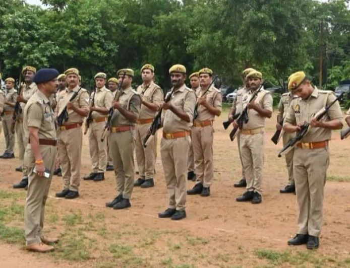 परेड की सलामी लेकर एसपी ने किया निरीक्षण