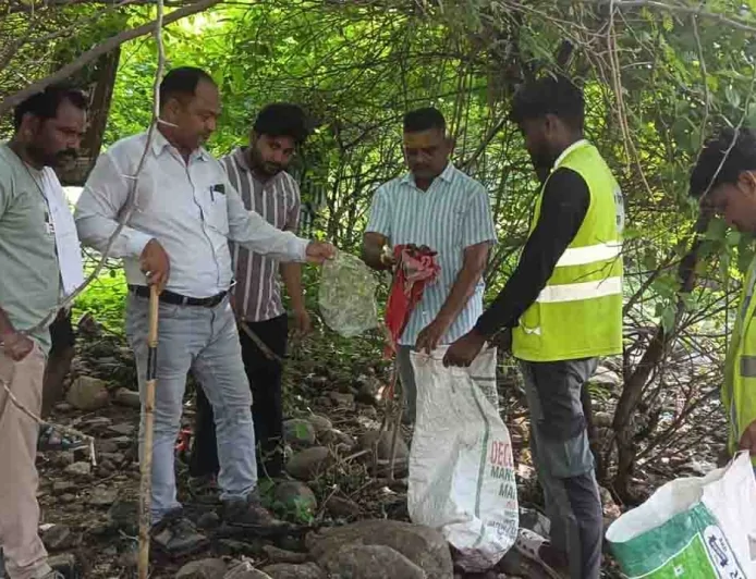 परिक्रमा मार्ग से हटाया गया कचरा और प्लास्टिक