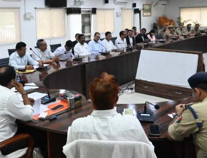 कानून व्यवस्था सुदृढ़, अपराधियों के विरुद्ध प्रभावी कार्रवाई करें अधिकारी: डीएम