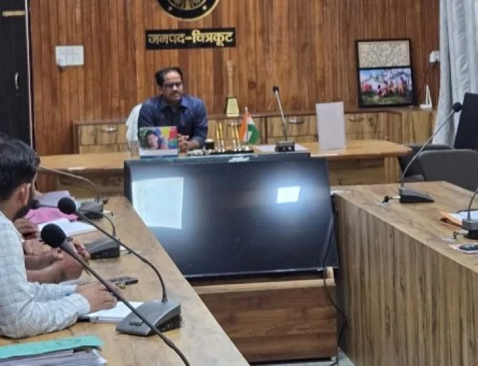 परिषदीय विद्यालयों के जर्जर भवन, ढांचों का शीघ्र हो मूल्यांकन : डीएम
