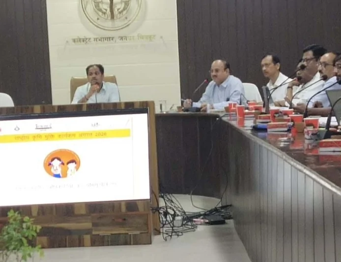 जिला स्वास्थ्य समिति शासी निकाय की हुई समीक्षा बैठक