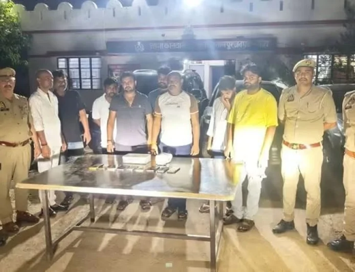 बांदा : जुआ खेलते 8 आरोपी गिरफ्तार, 2.06 लाख रुपये नकद और 3 कारें बरामद