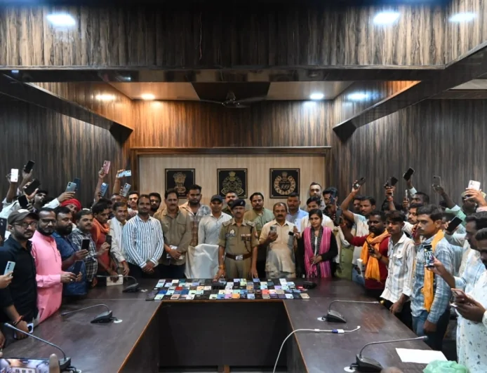 पुलिस ने 102 गुमशुदा मोबाइल बरामद कर मालिकों को लौटाए, 15.75 लाख रुपये की संपत्ति हुई रिकवर