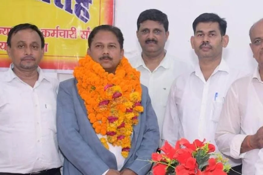 जनपद न्यायालय में सेवानिवृत्त कर्मचारियों को दी गई भावभीनी विदाई, उत्कृष्ट सेवाओं का हुआ सम्मान