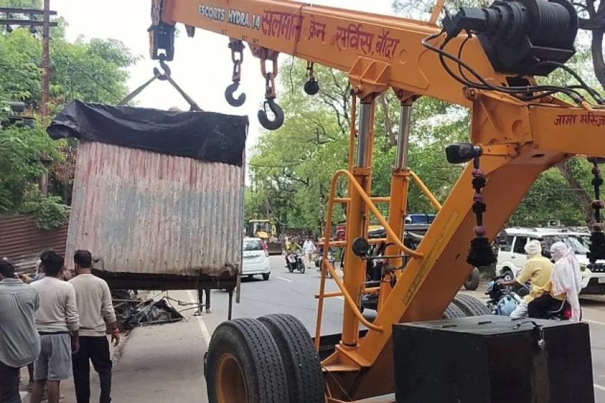 बांदा में अतिक्रमण पर चला प्रशासन का बुलडोजर, सड़क पटरी से हटाए गए अवैध कब्जे