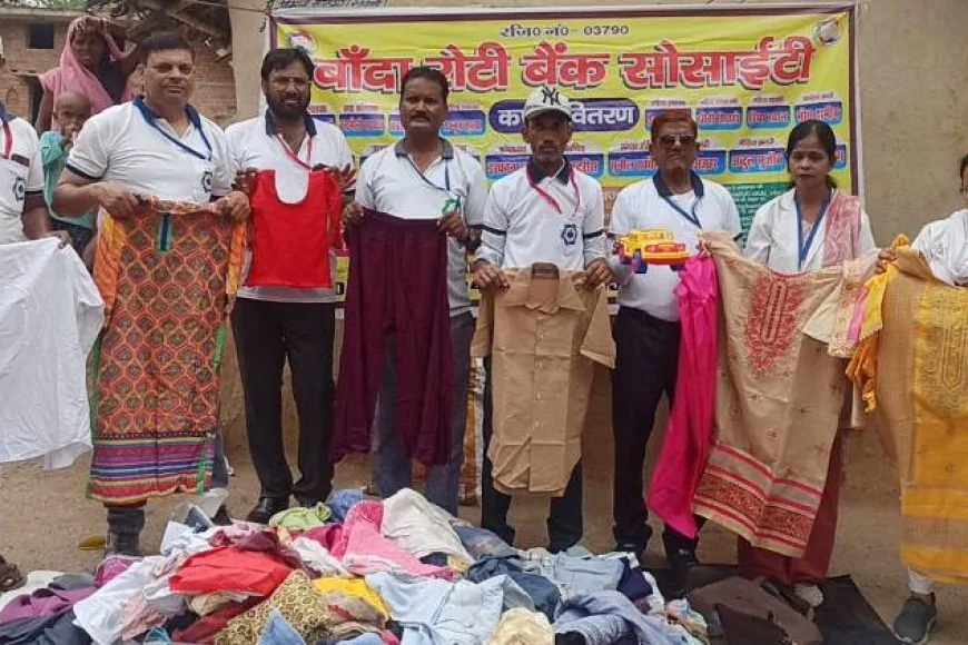 बांदा रोटी बैंक ने करछा गांव में बांटी खुशियां, जरूरतमंदों को वितरित किए कपड़े, किताबें और जरूरी सामग्री