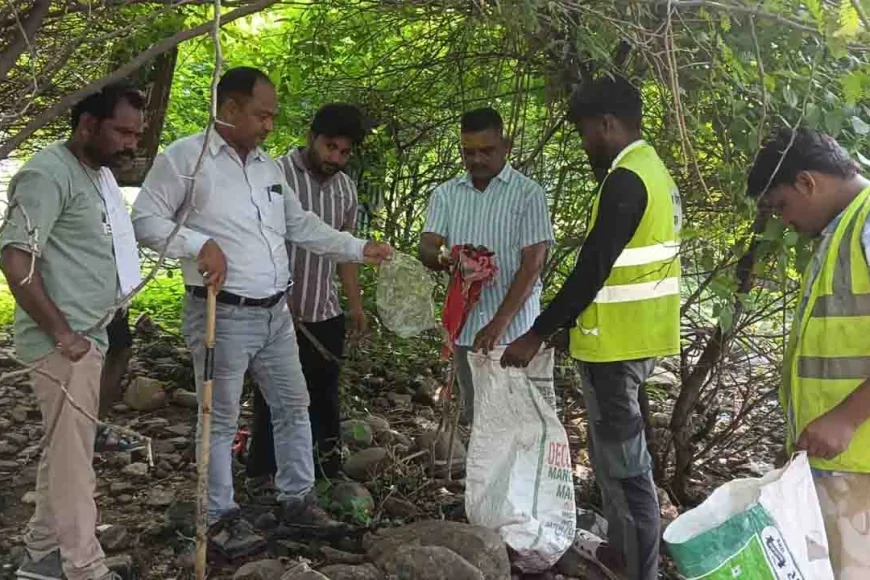 परिक्रमा मार्ग से हटाया गया कचरा और प्लास्टिक