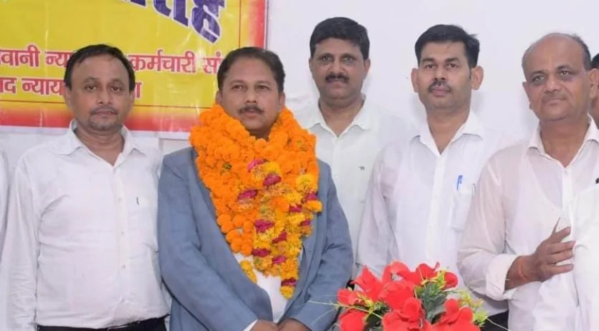 जनपद न्यायालय में सेवानिवृत्त कर्मचारियों को दी गई भावभीनी विदाई, उत्कृष्ट सेवाओं का हुआ सम्मान
