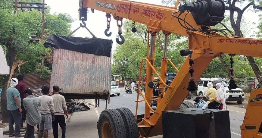 बांदा में अतिक्रमण पर चला प्रशासन का बुलडोजर, सड़क पटरी से हटाए गए अवैध कब्जे