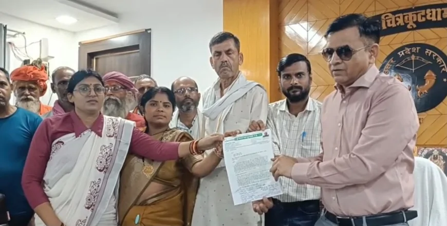 चकबंदी विवाद पर किसानों का आंदोलन तेज, मंडलायुक्त को सौंपा ज्ञापन