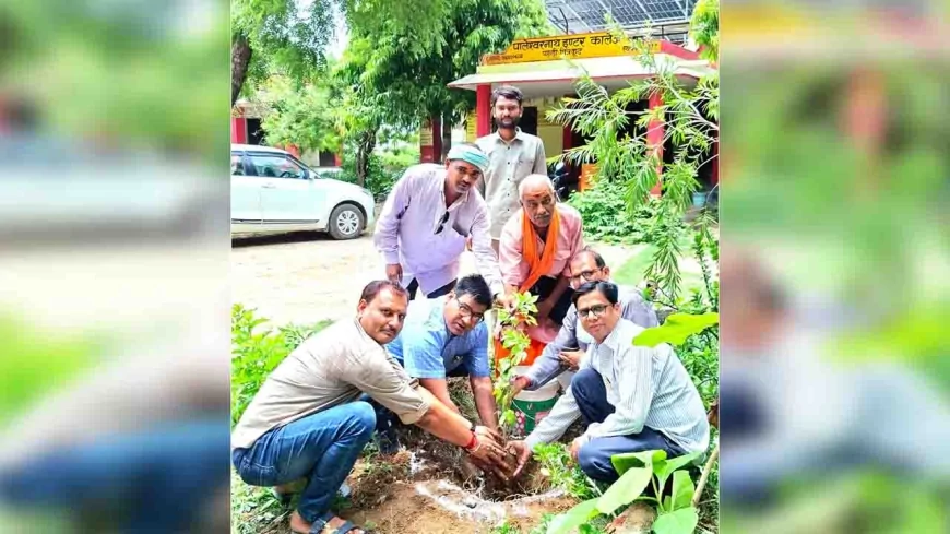 वृक्षारोपण महायज्ञ अभियान के अंतर्गत कालेज में किया पौधारोपण