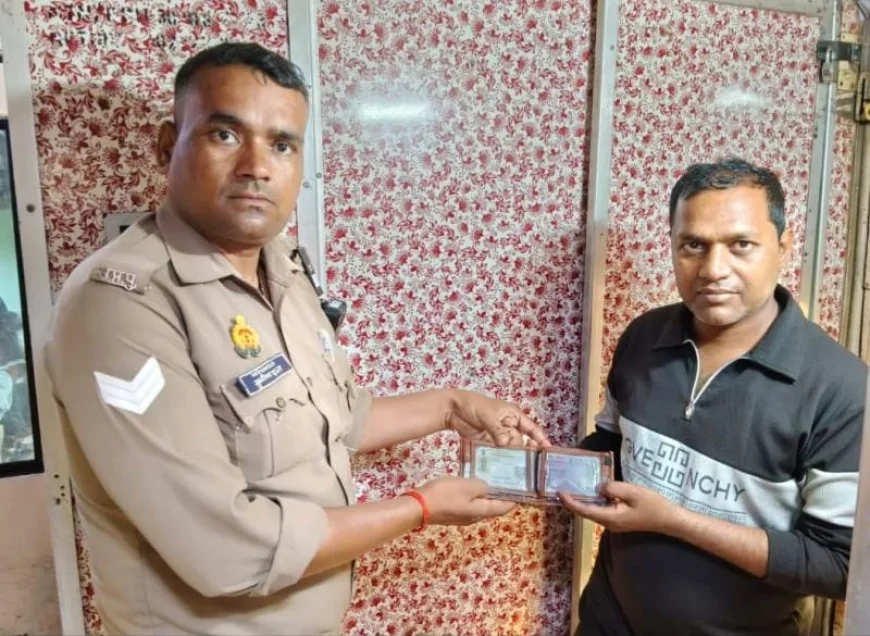 जीआरपी ने खोजा यात्री का खोया पर्स
