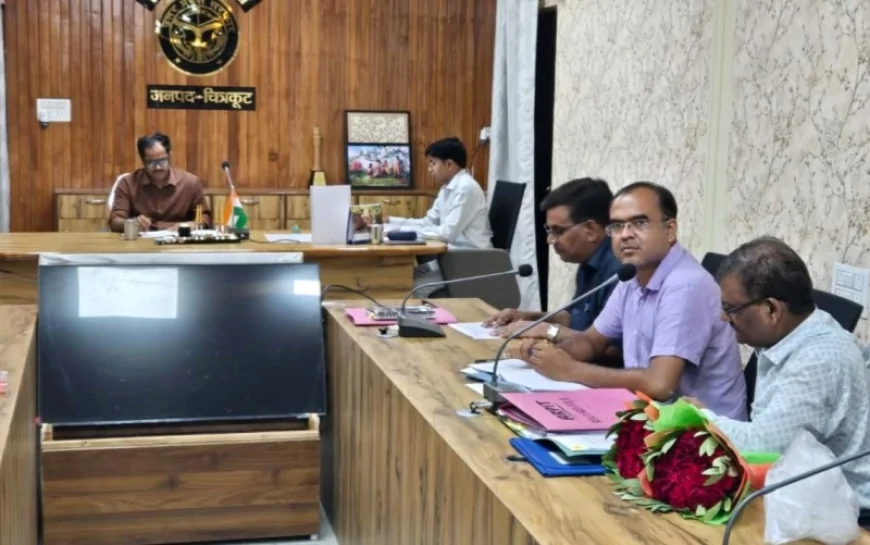 सहकारी समितियों को ग्रामीण अर्थव्यवस्था का बनाया जाए सशक्त केन्द्र : डीएम