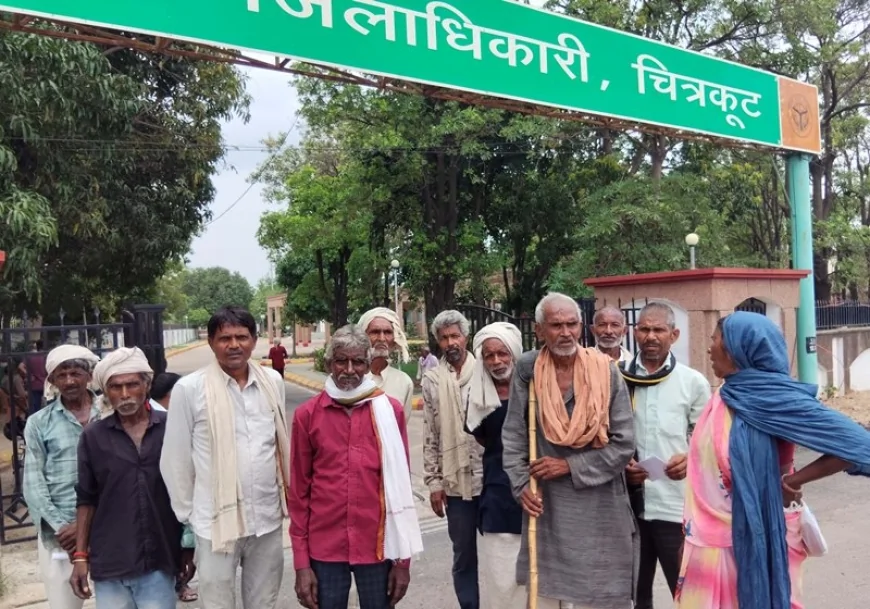 नोटिस मिलने पर डीएम की चौखट पहुंचे ग्रामीण