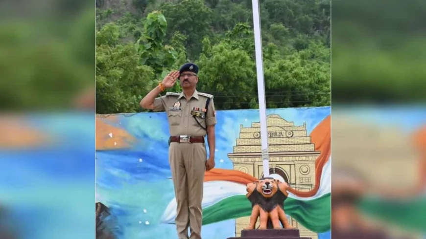 परेड की सलामी लेकर एसपी ने किया निरीक्षण