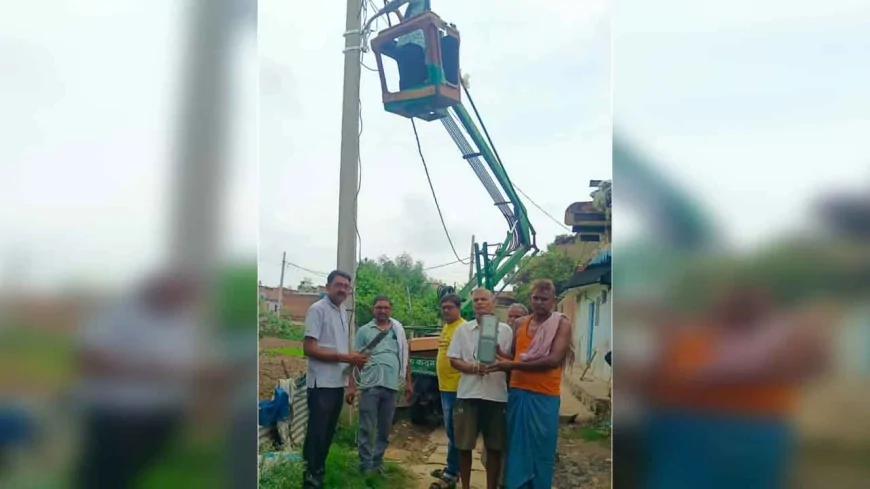 शोभा सिंह पुरवा में रोड लाइट लगने से लोगों में खुशी