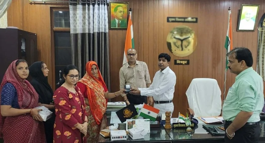 विद्युत सखियों को बांटे गए थर्मल प्रिंटर