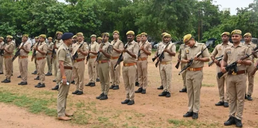 परेड की सलामी लेकर एसपी ने किया निरीक्षण