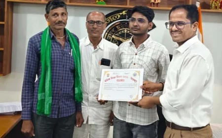 डीएम ने नीट में उत्कृष्ट सफलता पर दो मेधावियों को किया सम्मानित