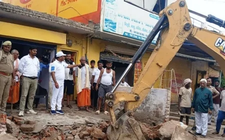 अतिक्रमण पर चला बुलडोजर, सड़क चौड़ीकरण की तैयारी शुरू