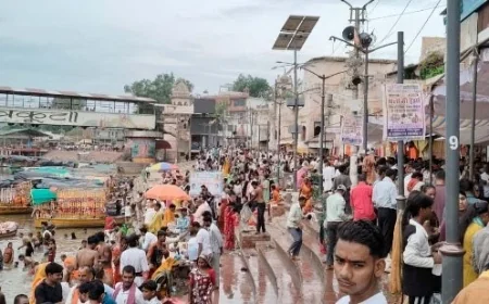 श्रद्धालुओं ने मंदाकिनी में स्नान कर शिव जलाभिषेक के साथ लगाई कामदगिरि की परिक्रमा