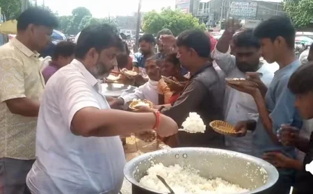 श्रद्धालुओं की वितरित किया गया प्रसाद