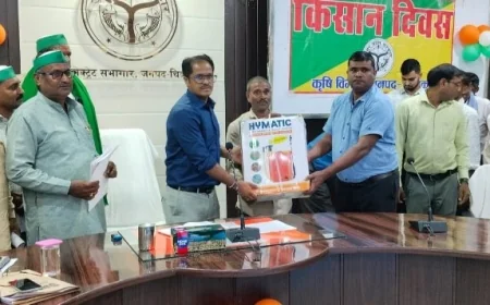 किसानों को वितरित किए गए पावर स्प्रेयर, लाइट ट्रैप