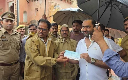 जिलाधिकारी एवं पुलिस अधीक्षक ने रामघाट पहुंचकर बाढ़ की स्थिति का लिया जायजा