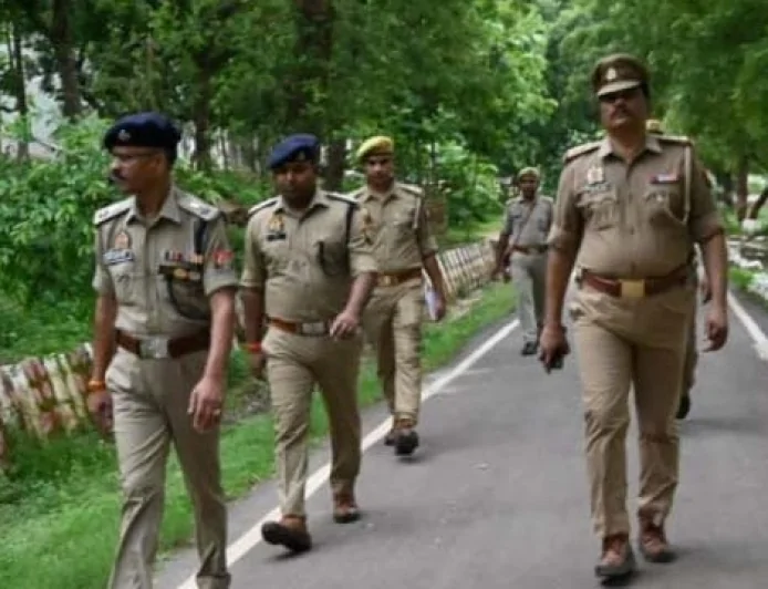 एसपी ने परेड की सलामी लेकर किया निरीक्षण