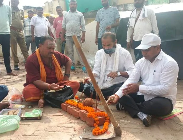 वैदिक मंत्रोच्चार के बीच नगर पंचायत परिसर मऊ में हुआ भूमि पूजन