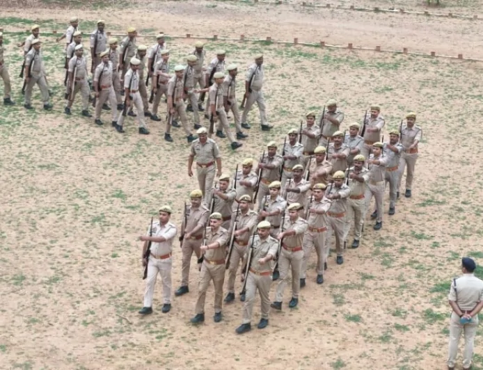एएसपी ने परेड की सलामी लेकर किया निरीक्षण