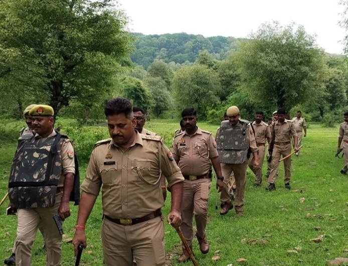 पुलिस ने जंगल में की कॉम्बिंग