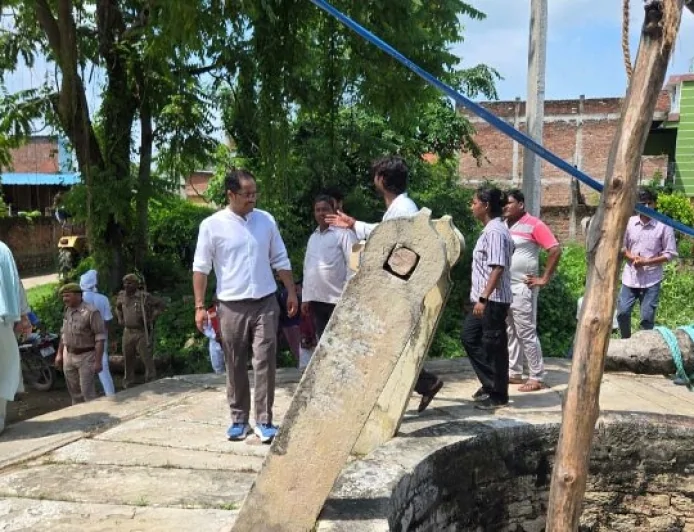 डीएम ने बाकेसिद्ध मंदिर एवं ऐतिहासिक कुएं का किया निरीक्षण